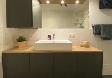 schwarzer Waschtisch mit weißem Waschbecken