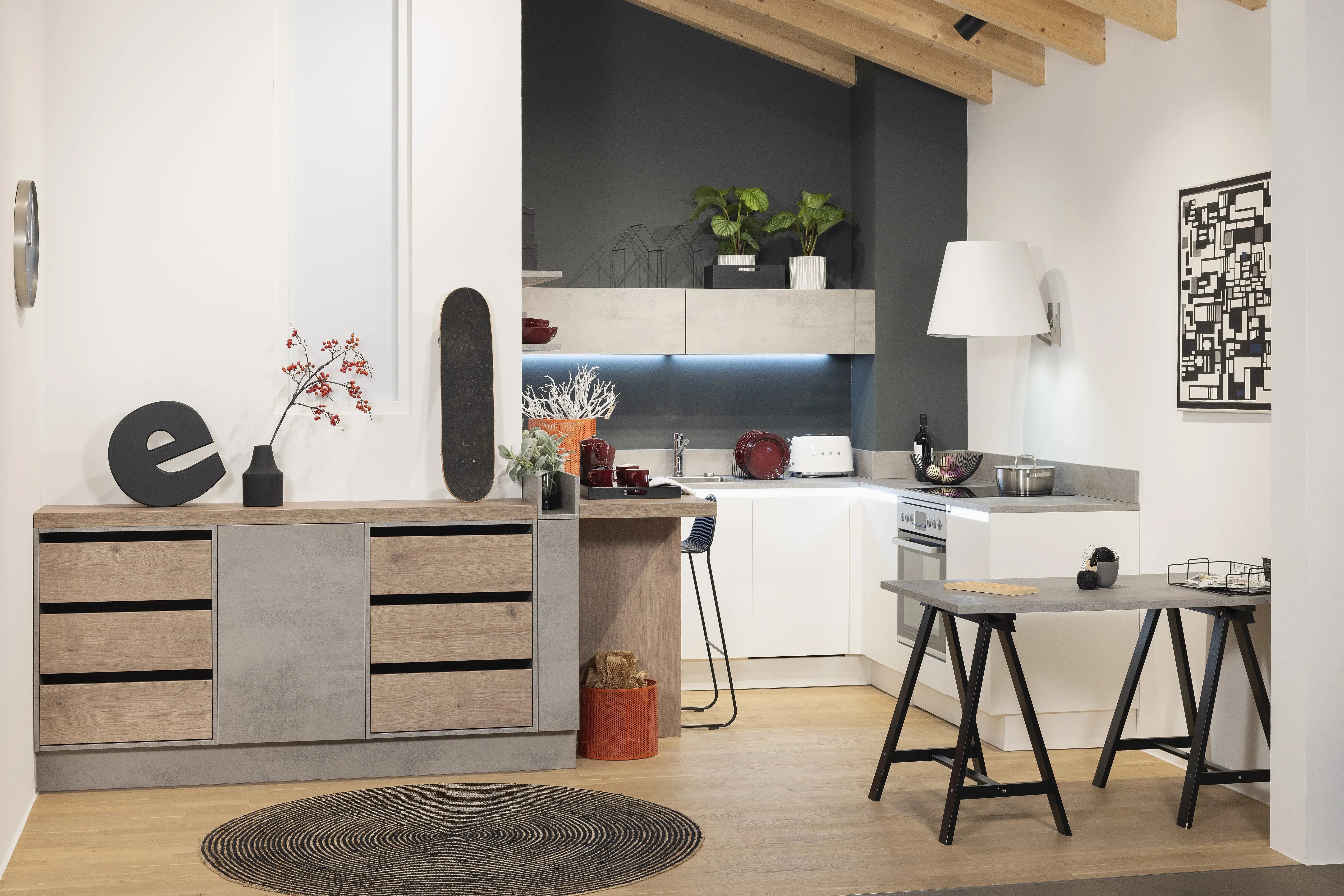 APL: Beton NP 25 mm Front: Stone Beton NB Front: Weiß Front: Flair Eiche Graphitsilber NB Korpus: Weiß Griff: PTO und Edelstahloptik Geräte: Candy, Abzugshaube elica Armatur: Nolte Spüle: Franke Features: Tiny Kitchen, kompakte Planung in der Dachschräge, Beton NB Oberfläche kombiniert mit Weiß und Holz NB, junges Wohnen, Essen integriert in Tiny Kitchen, Einsteigerküche, beleuchte Griffmulde, 45er Spüler.
